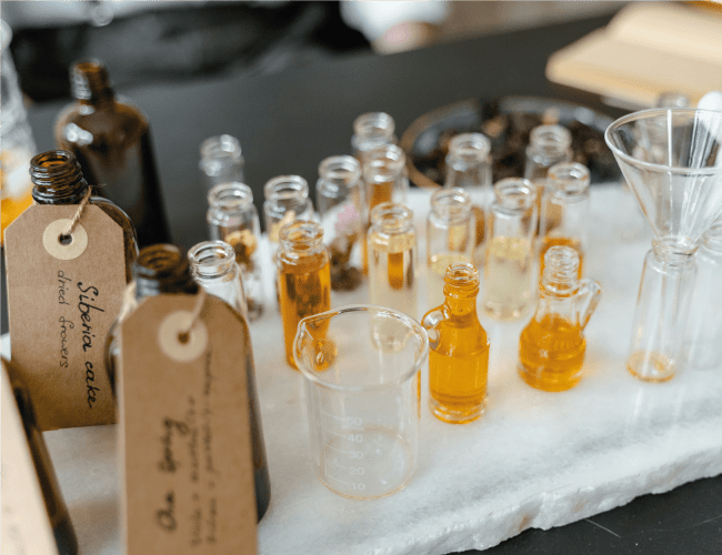 bottiglie di profumo su un tavolo